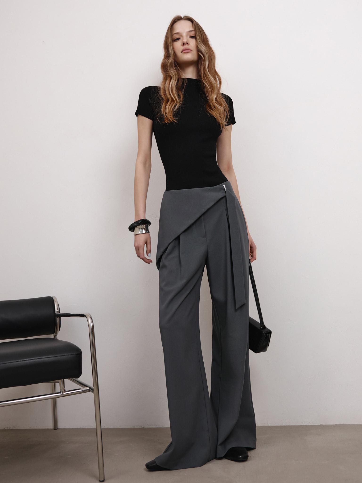 Loose-fit trousers with draping at the hips