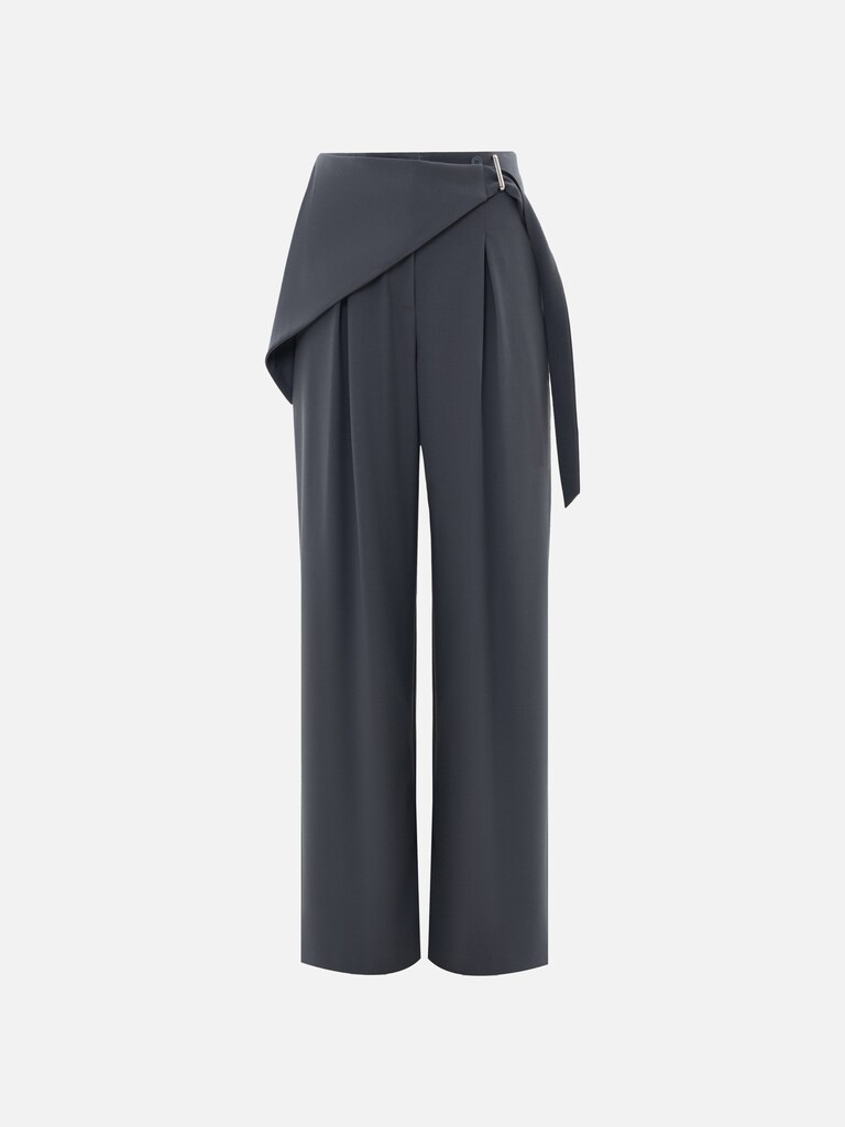Loose-fit trousers with draping at the hips