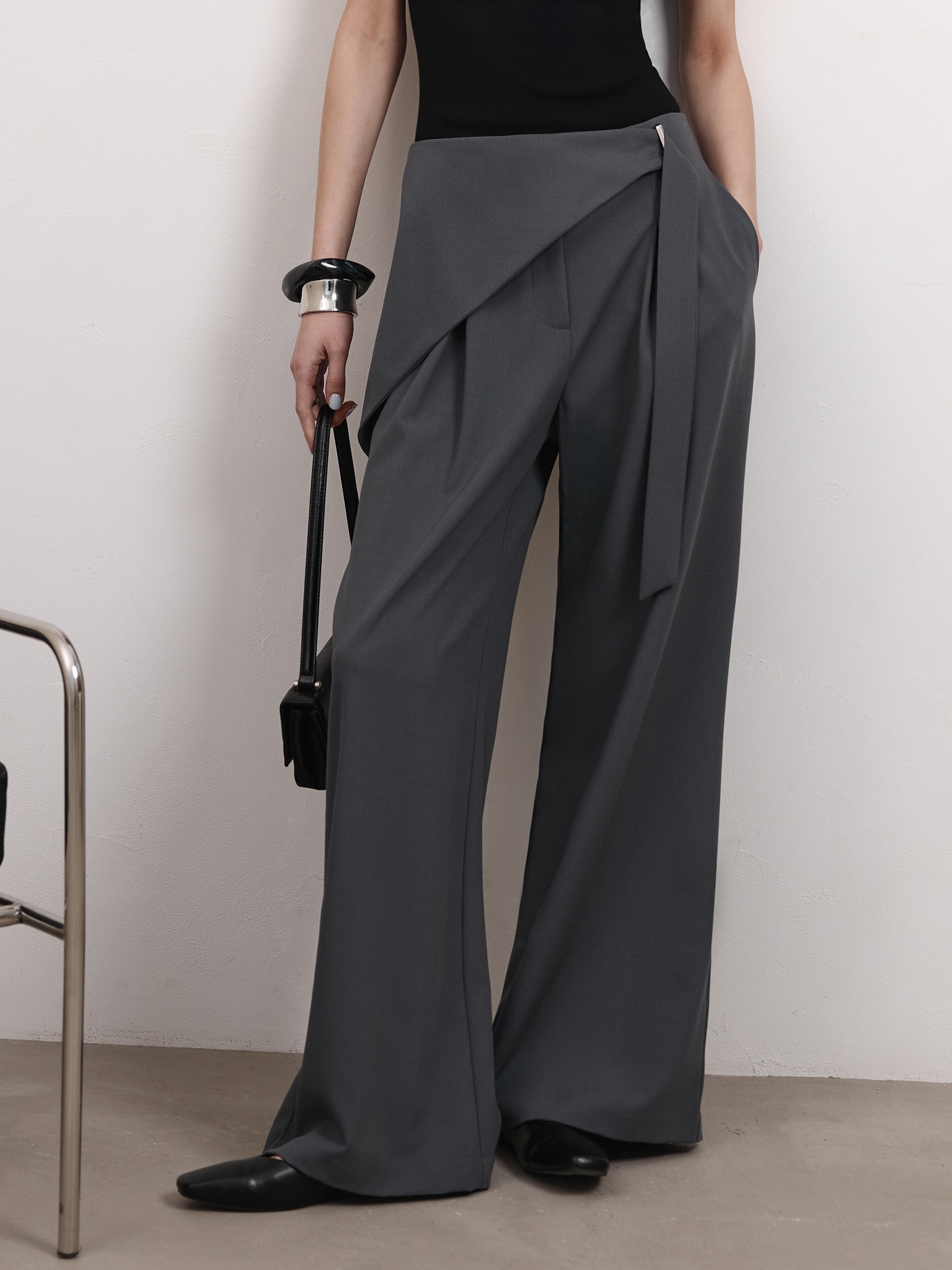 Loose-fit trousers with draping at the hips
