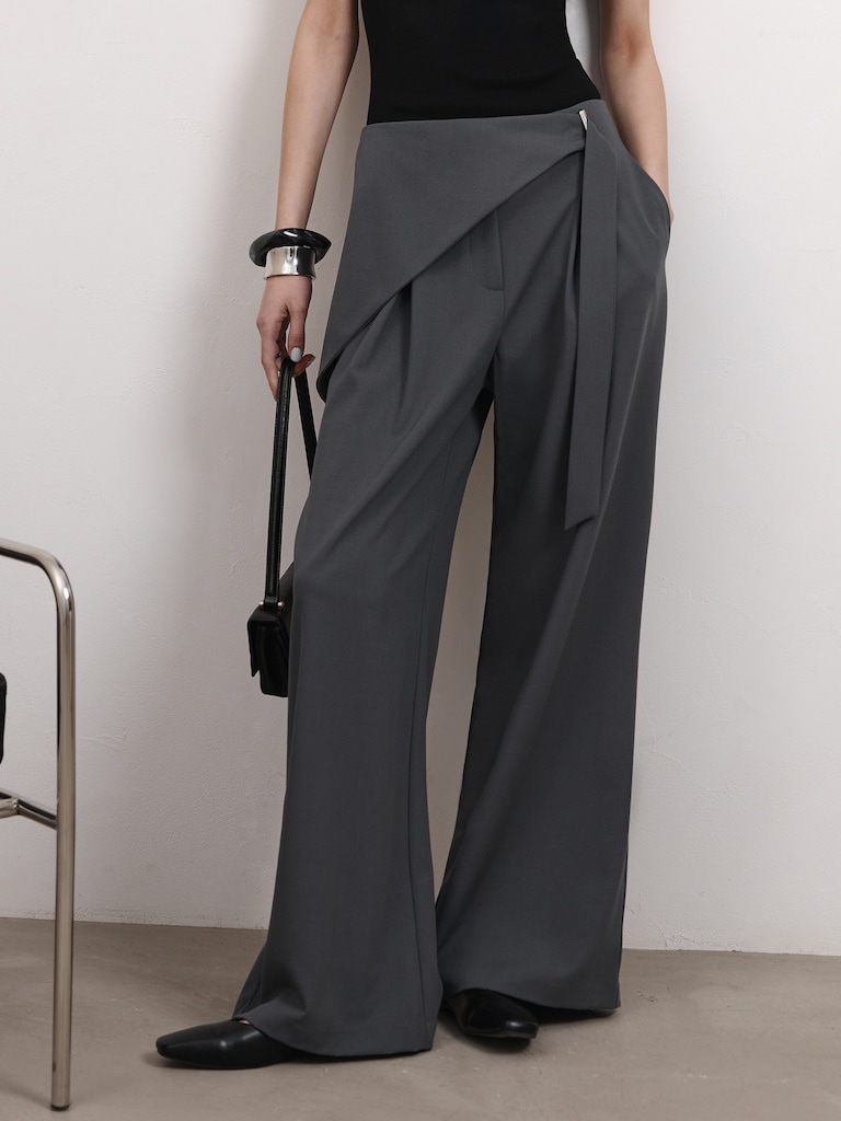 Loose-fit trousers with draping at the hips