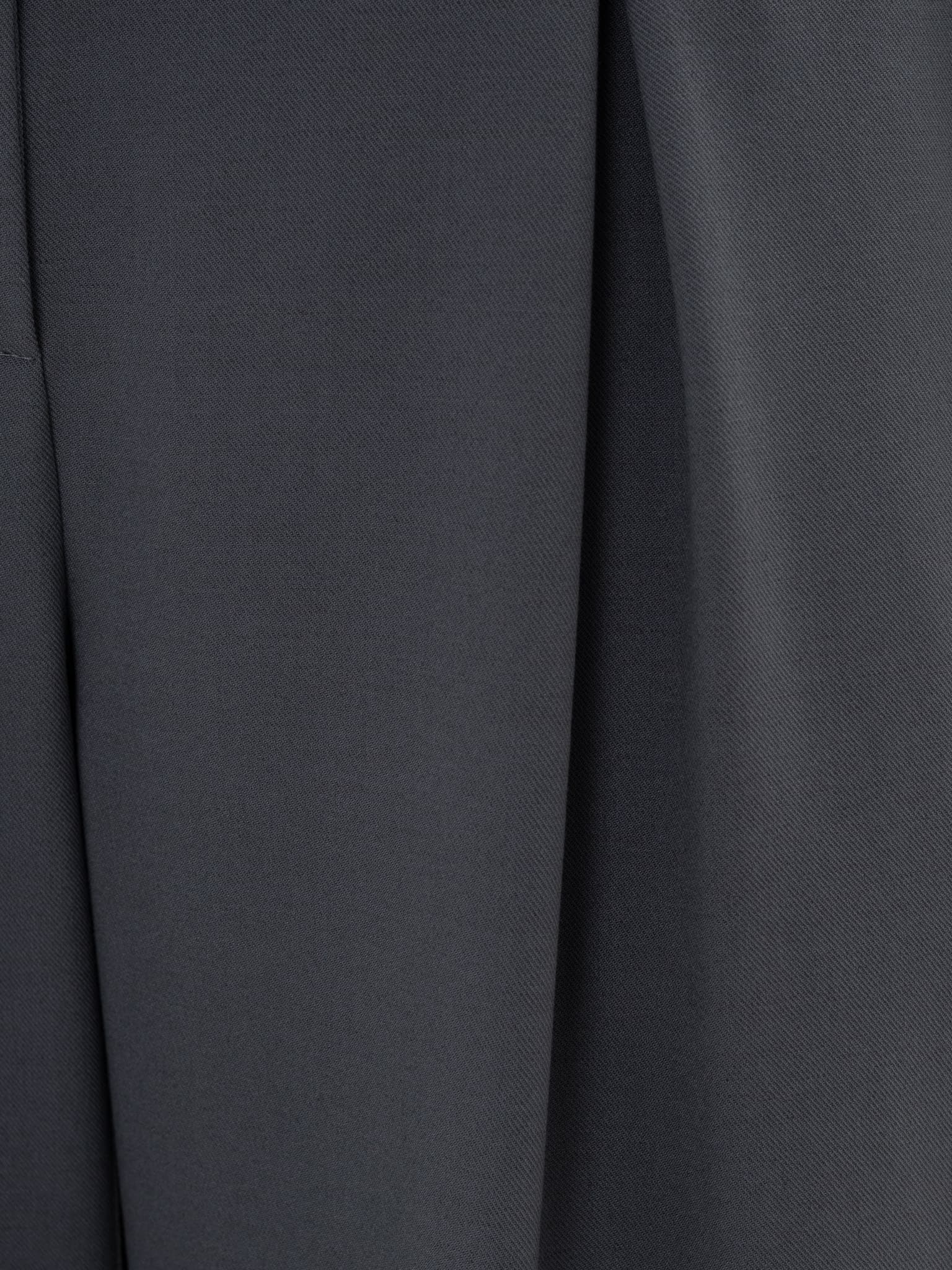 Loose-fit trousers with draping at the hips