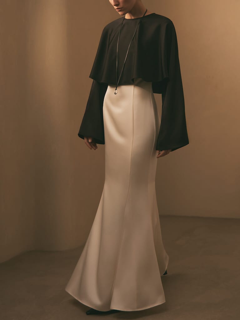 Платье макси с объемным кейпом и длинными рукавами