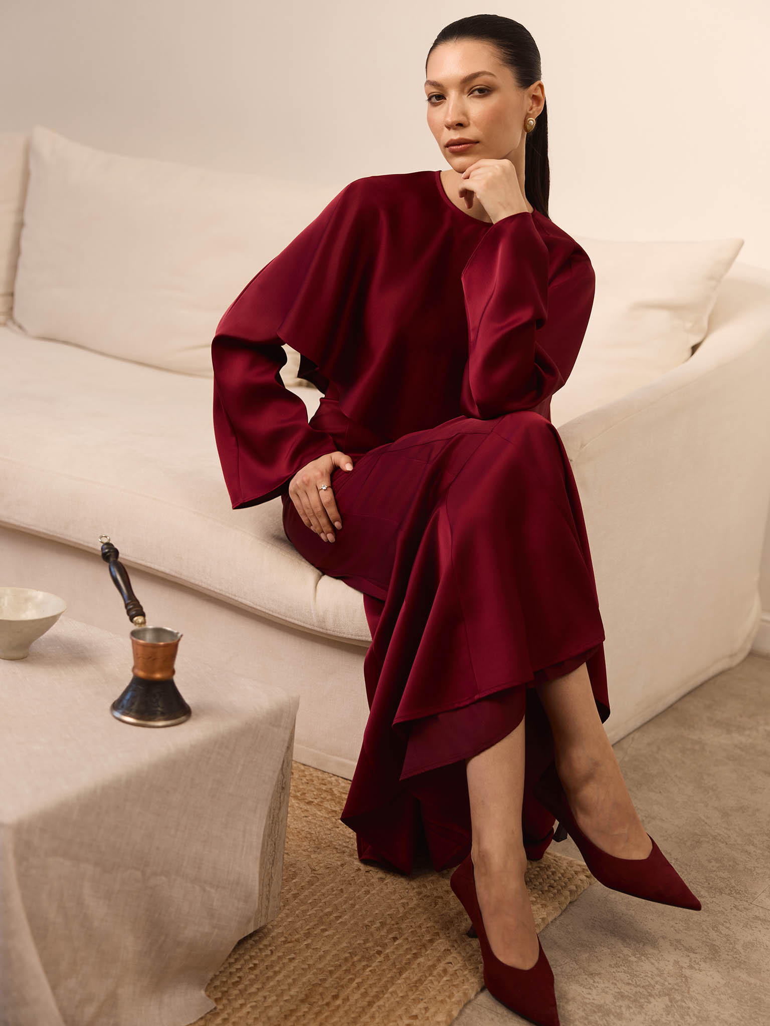 Robe longue avec cape volumineuse et manches longues