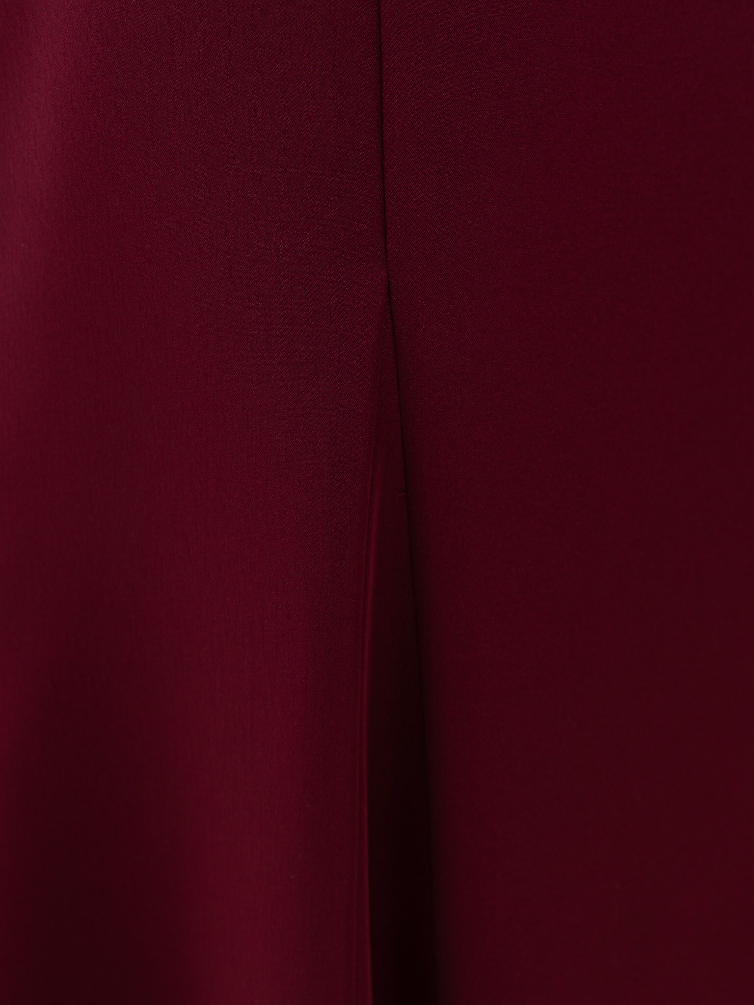 Robe longue avec cape volumineuse et manches longues