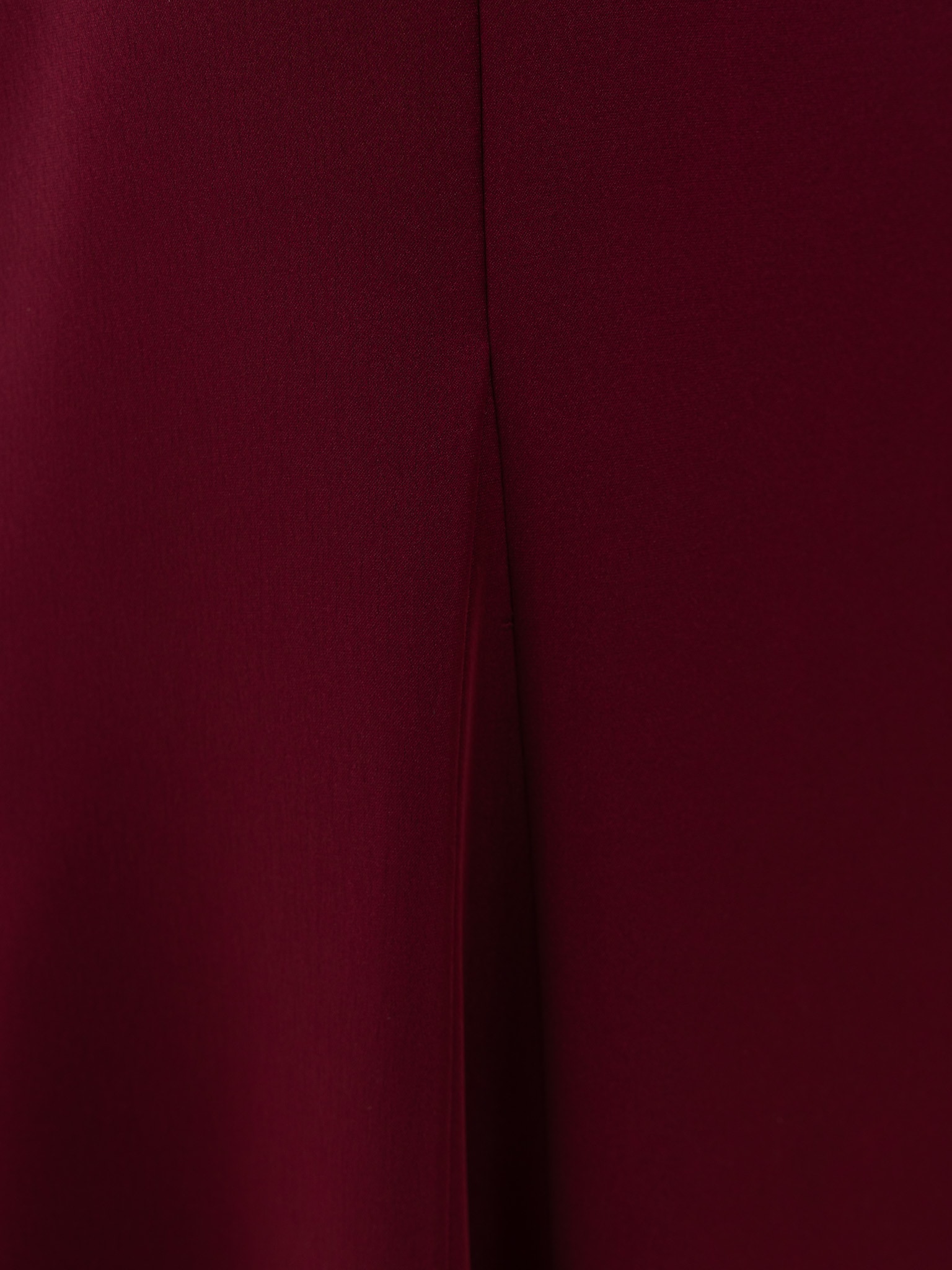 Robe longue avec cape volumineuse et manches longues