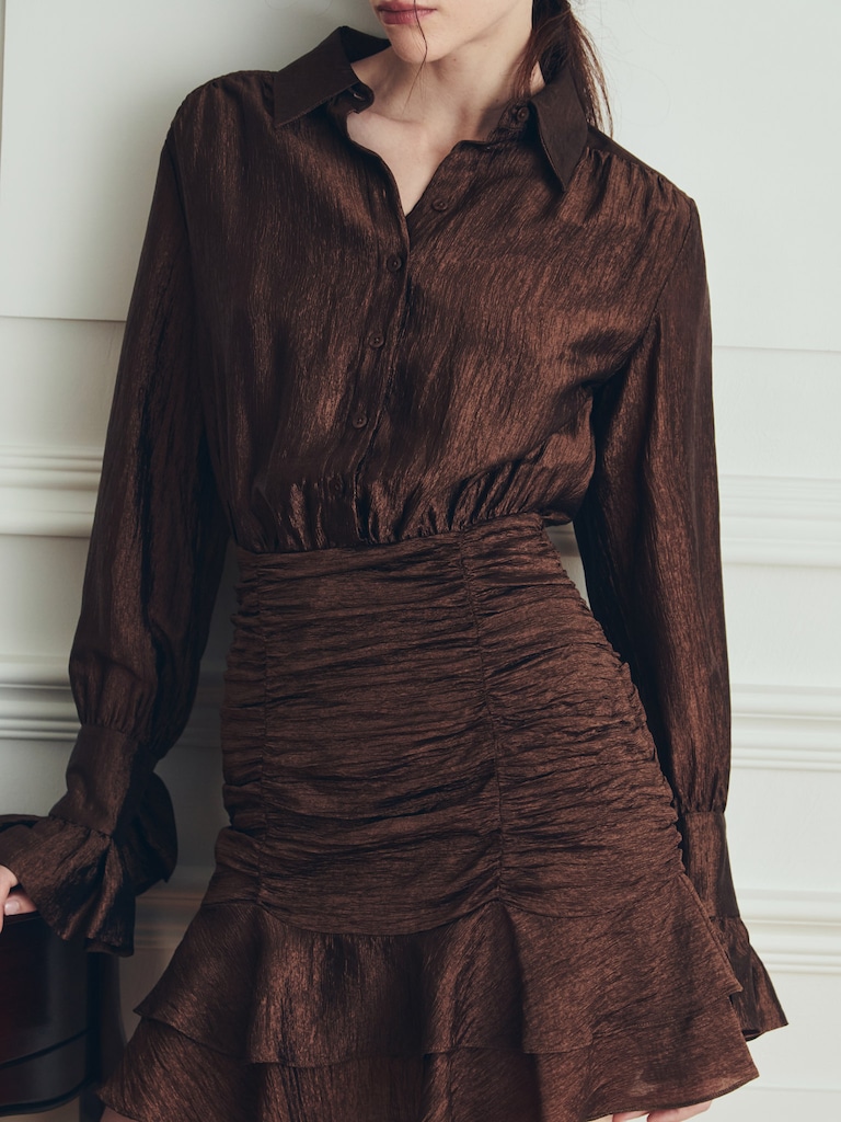 Sukienka mini z marszczeniami na spódnicy i małymi guzikami w tym samym kolorze