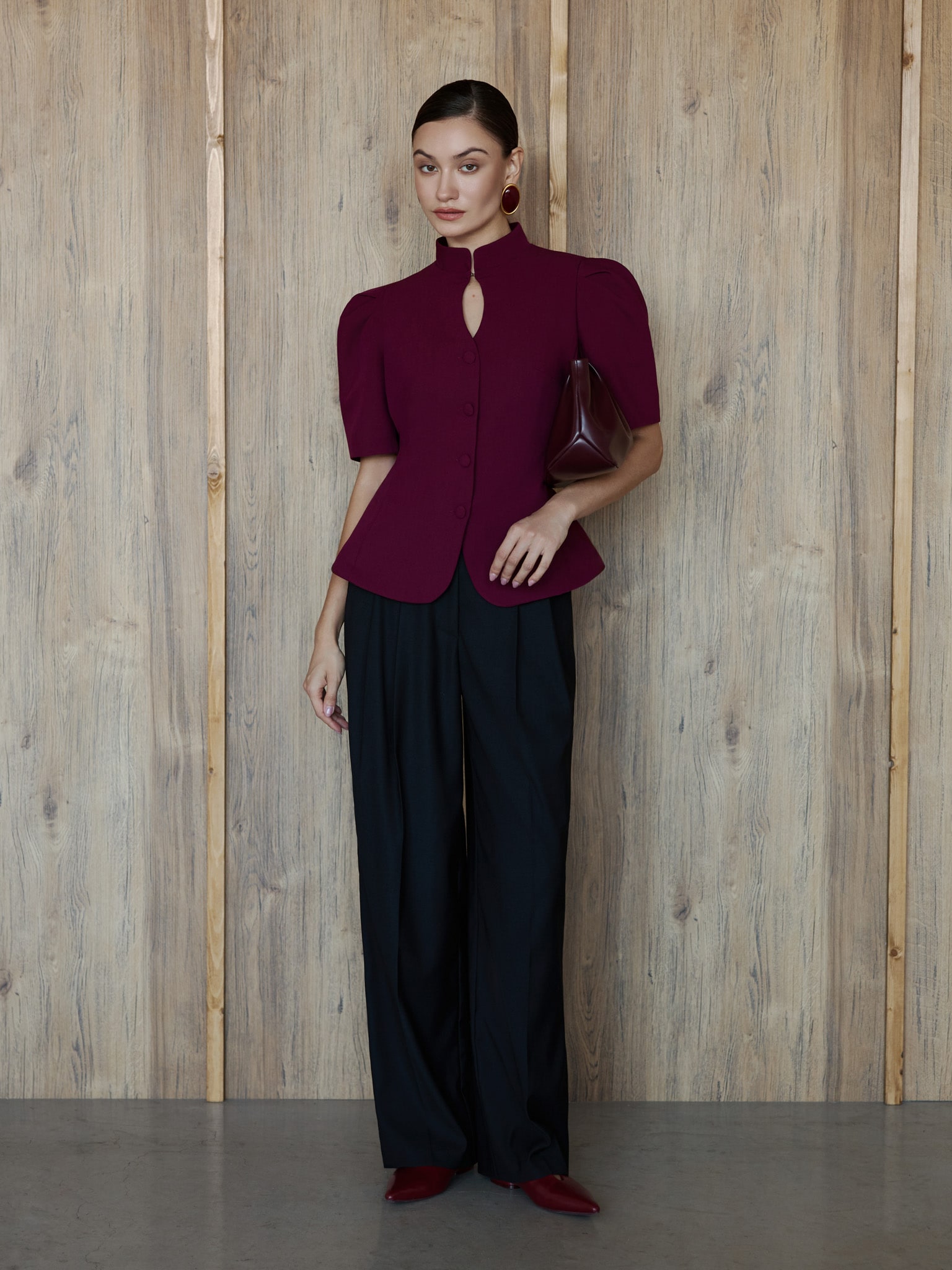 Однобортный жакет с воротником-стойкой и короткими рукавами