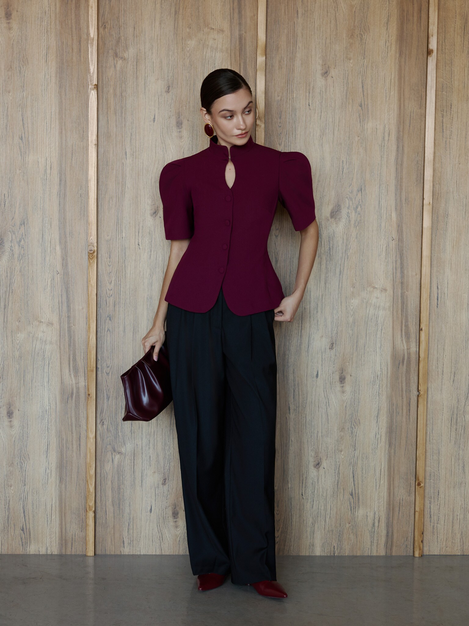 Однобортный жакет с воротником-стойкой и короткими рукавами