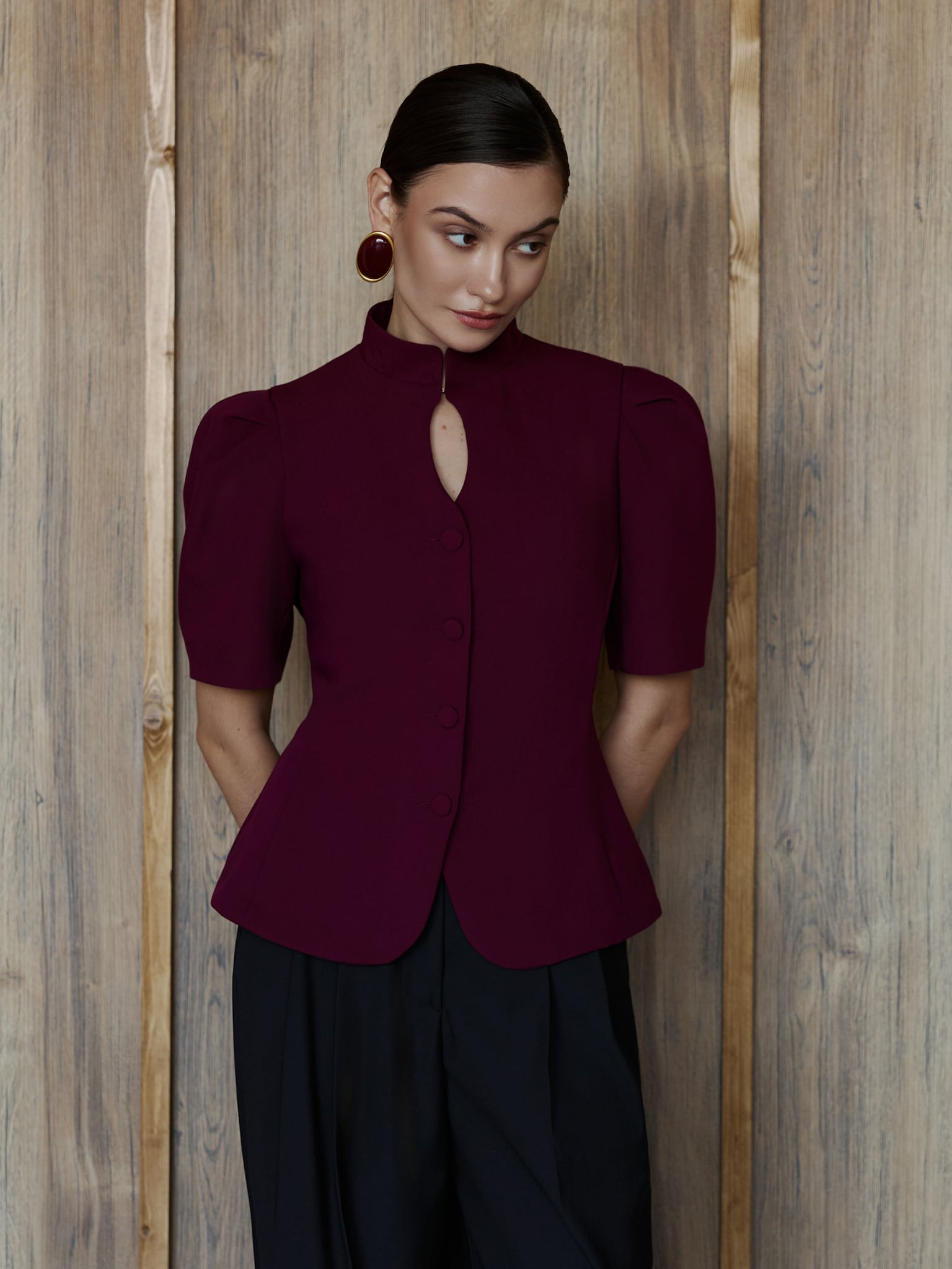 Однобортный жакет с воротником-стойкой и короткими рукавами