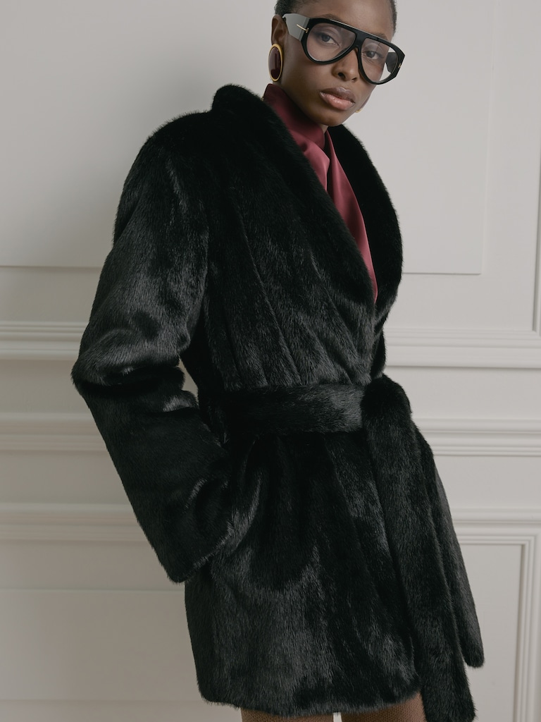 Manteau court en éco-fourrure avec ceinture assortie