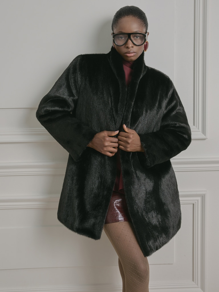 Короткая экошуба с поясом в тон