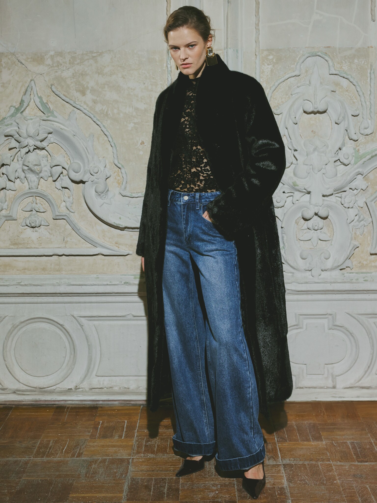 Maxi eco-fur coat with a high collar and matching belt