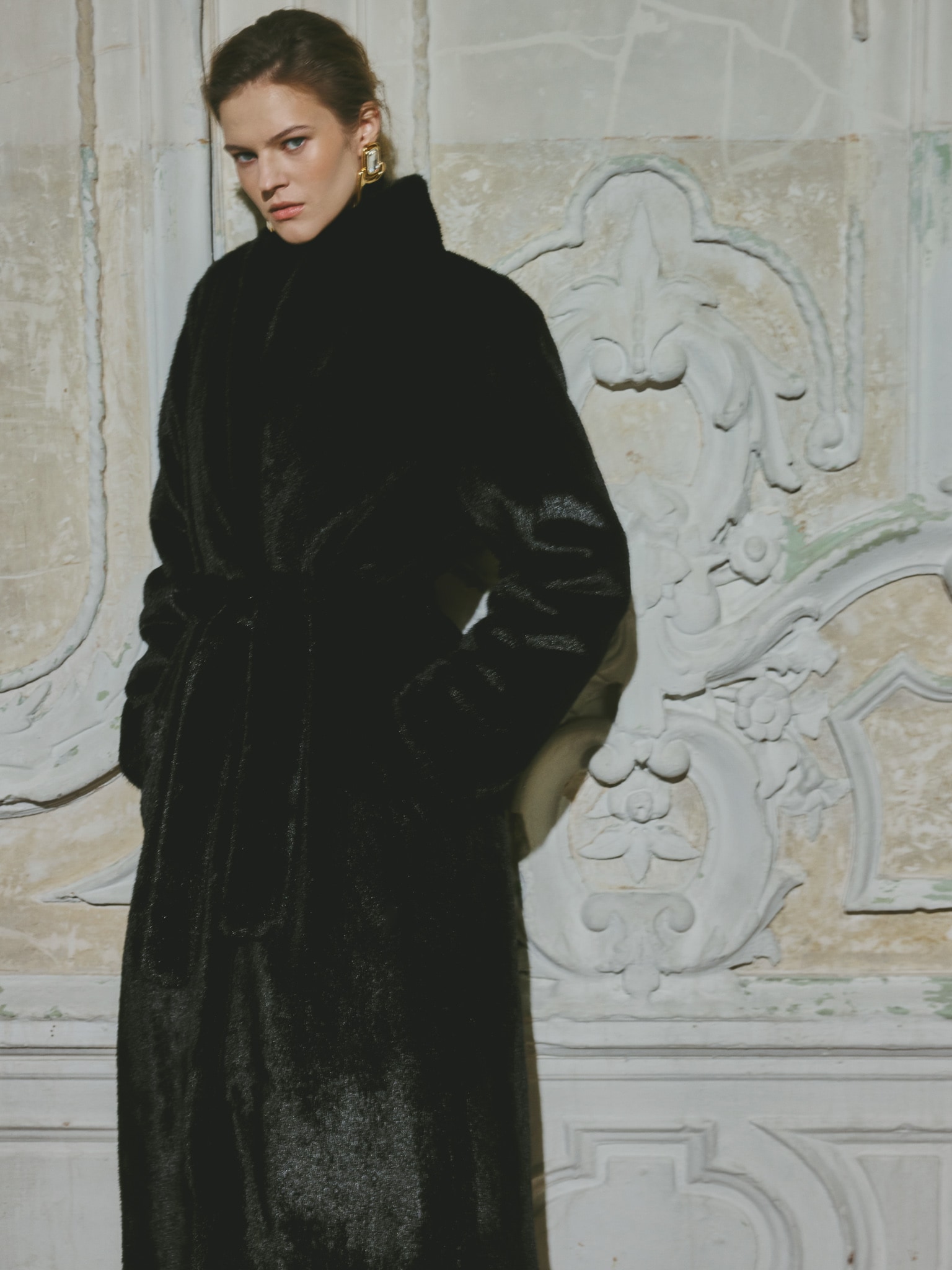 Maxi eco-fur coat with a high collar and matching belt