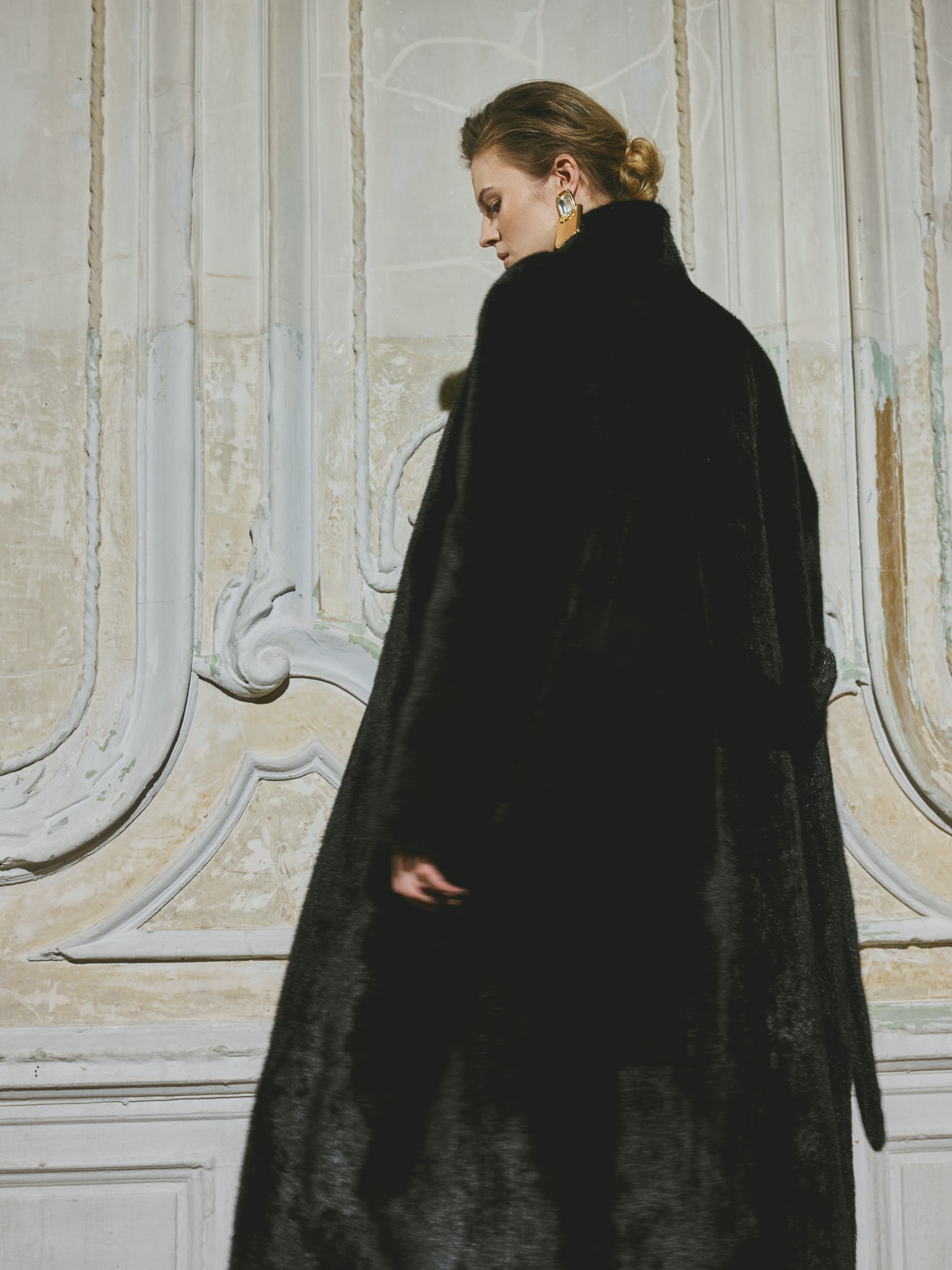 Maxi eco-fur coat with a high collar and matching belt