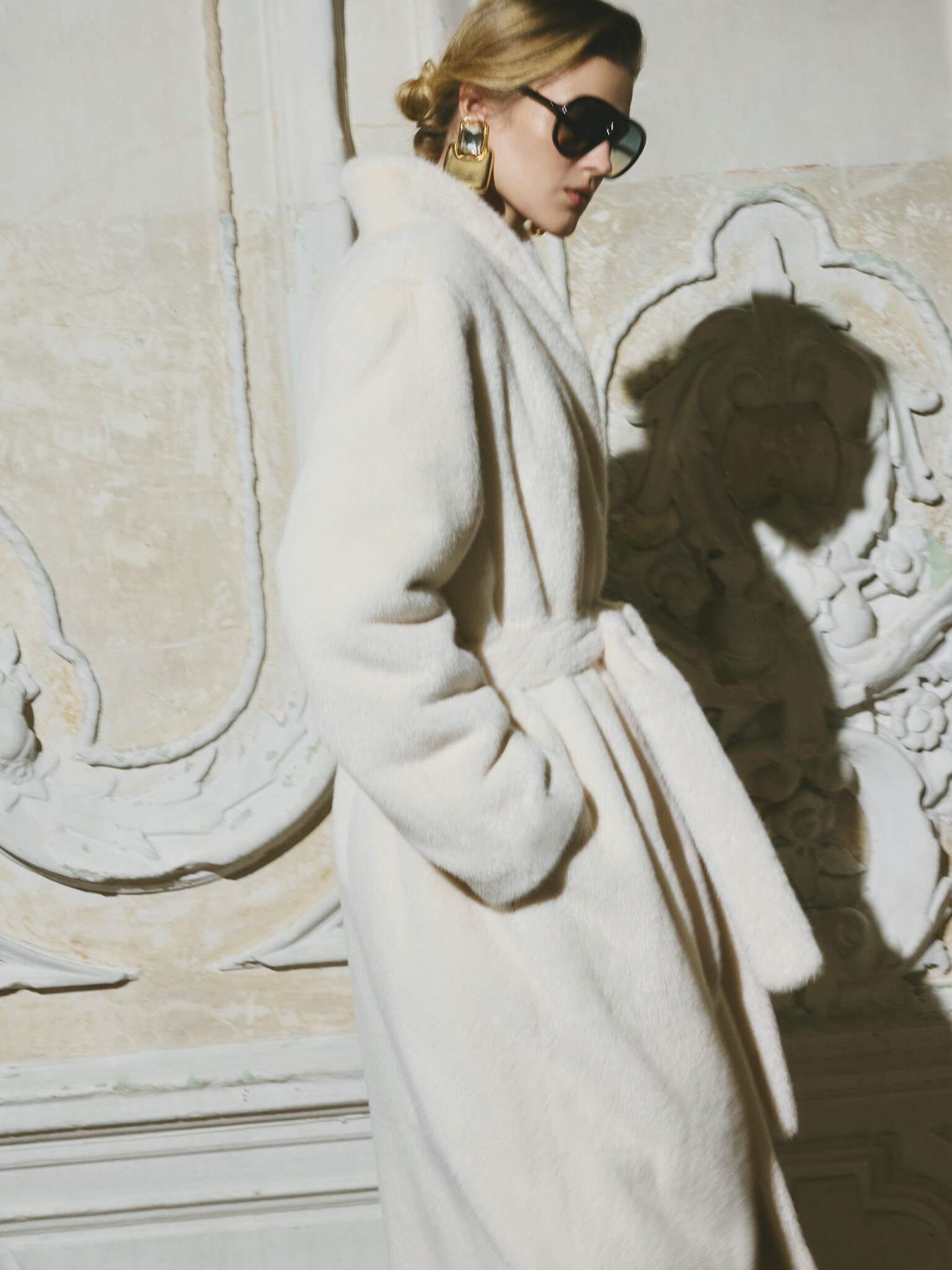 Maxi eco-fur coat with a high collar and matching belt