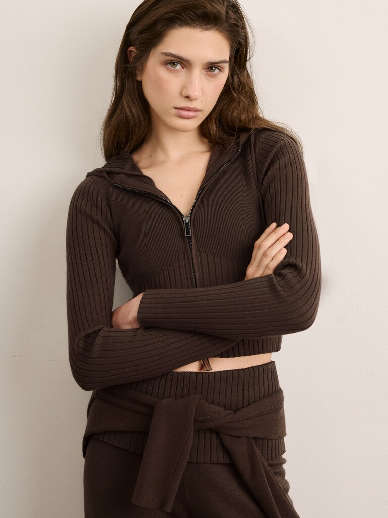 Cropped knitted cardigan with zip fastening