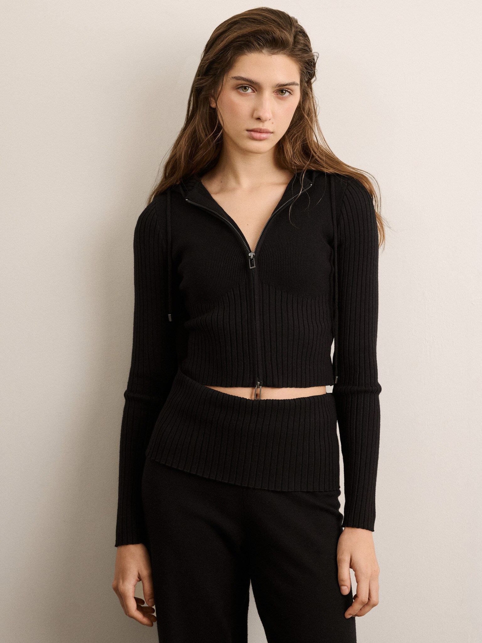 Rozkloszowane dzianinowe spodnie