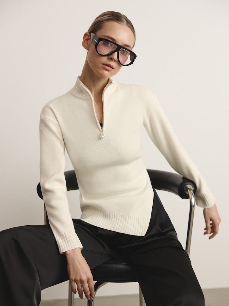 Knitted jumper with zip fastening at the collar and asymmetrical hem