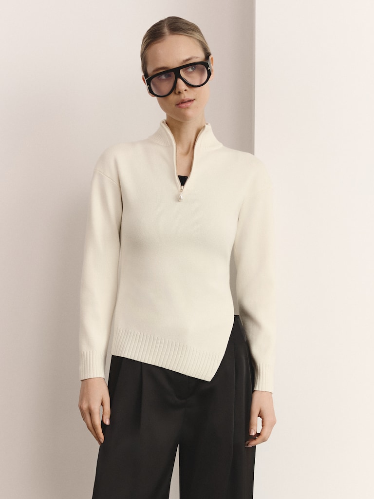 Вязаный свитер с молнией на воротнике и асимметричным краем