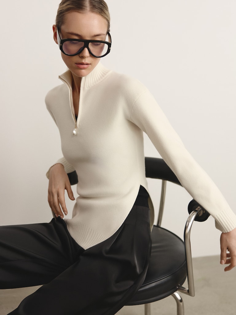 Вязаный свитер с молнией на воротнике и асимметричным краем