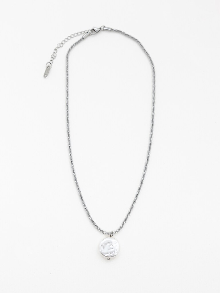 Slim chain with pearlescent pendant