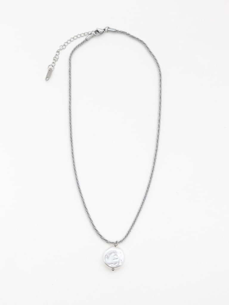 Slim chain with pearlescent pendant