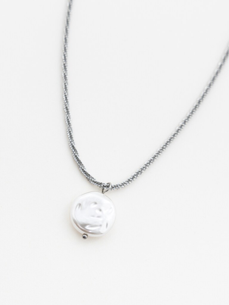 Slim chain with pearlescent pendant