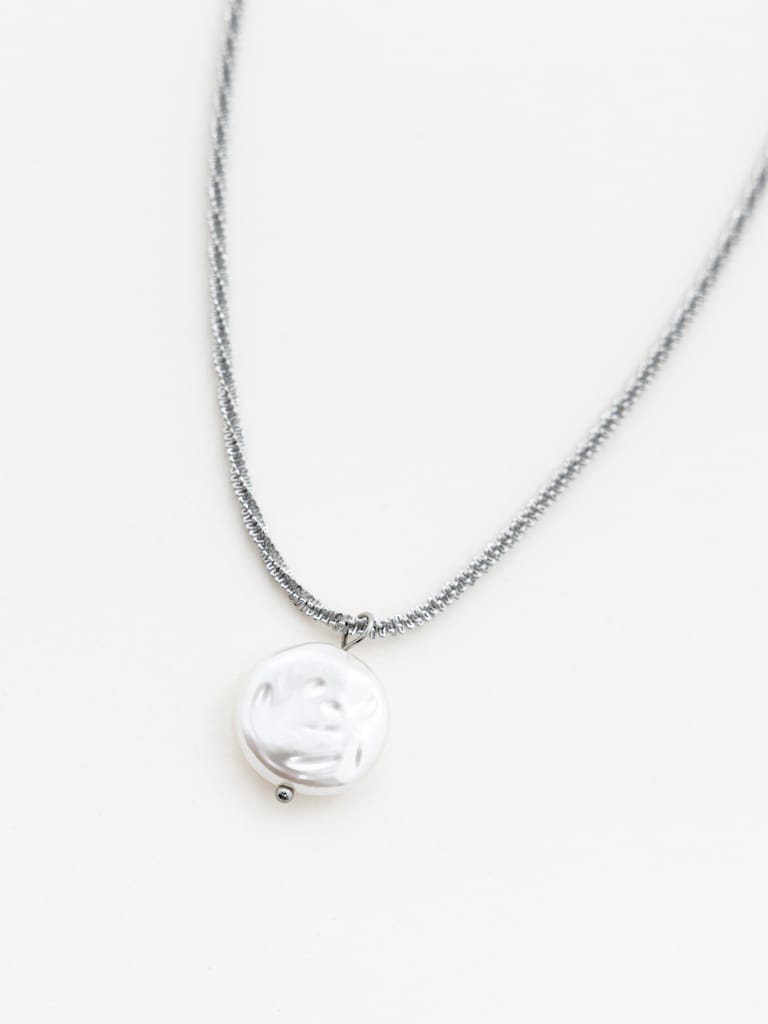 Slim chain with pearlescent pendant