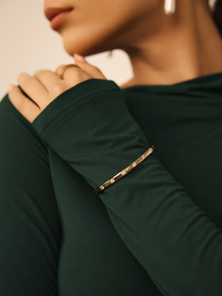 Тонкий браслет с круглыми кристаллами