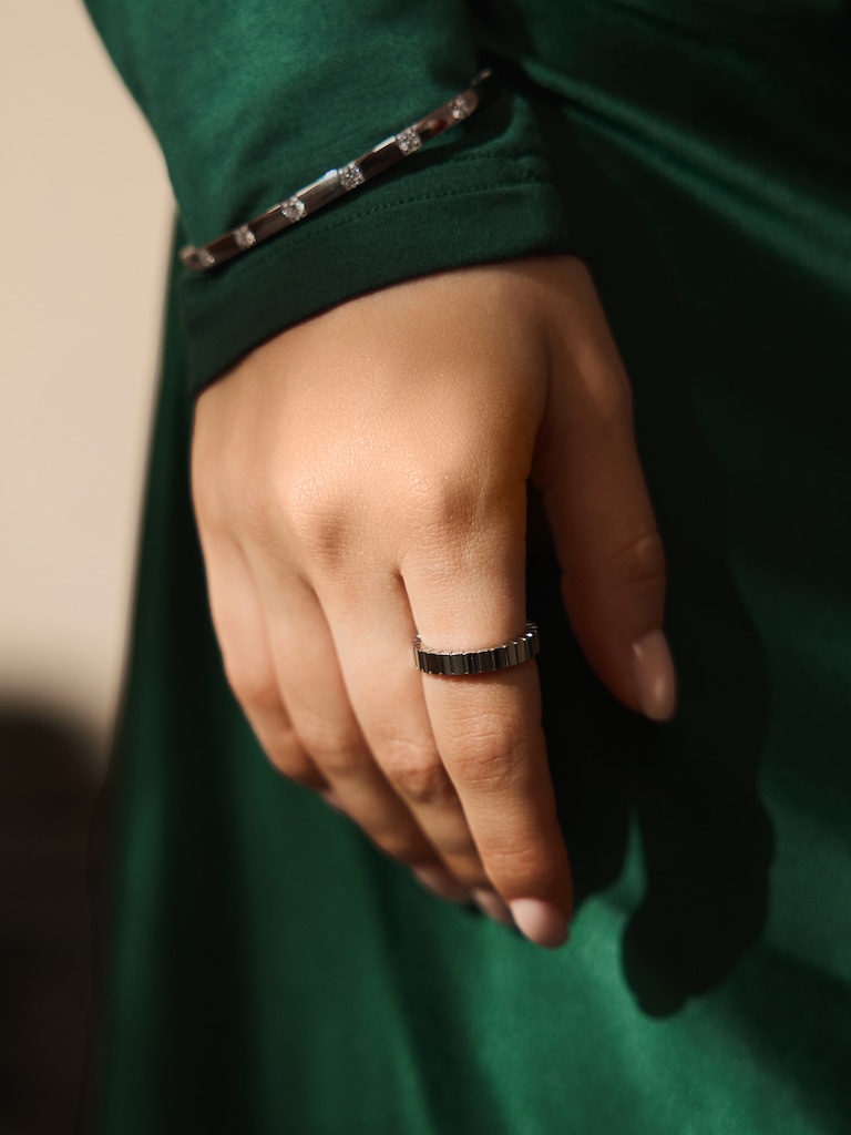 Тонкий браслет с круглыми кристаллами