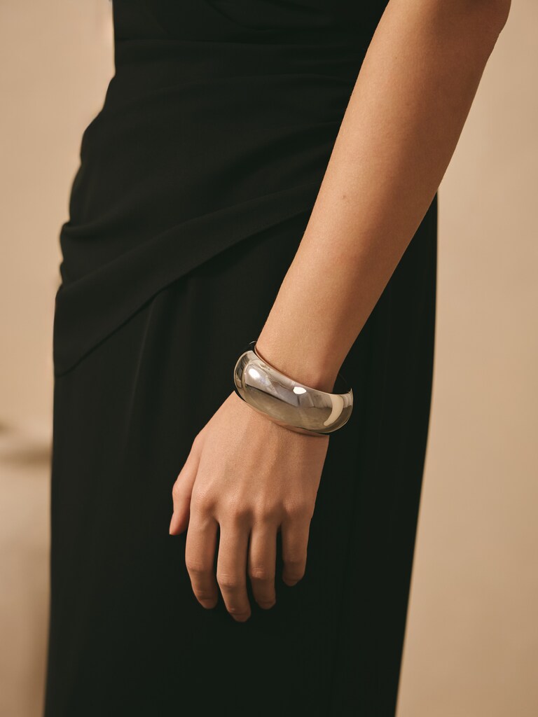 Wide round bracelet in smooth metal