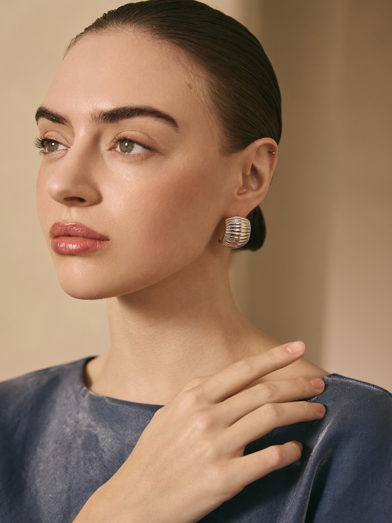 Voluminous stud earrings with ribbed texture
