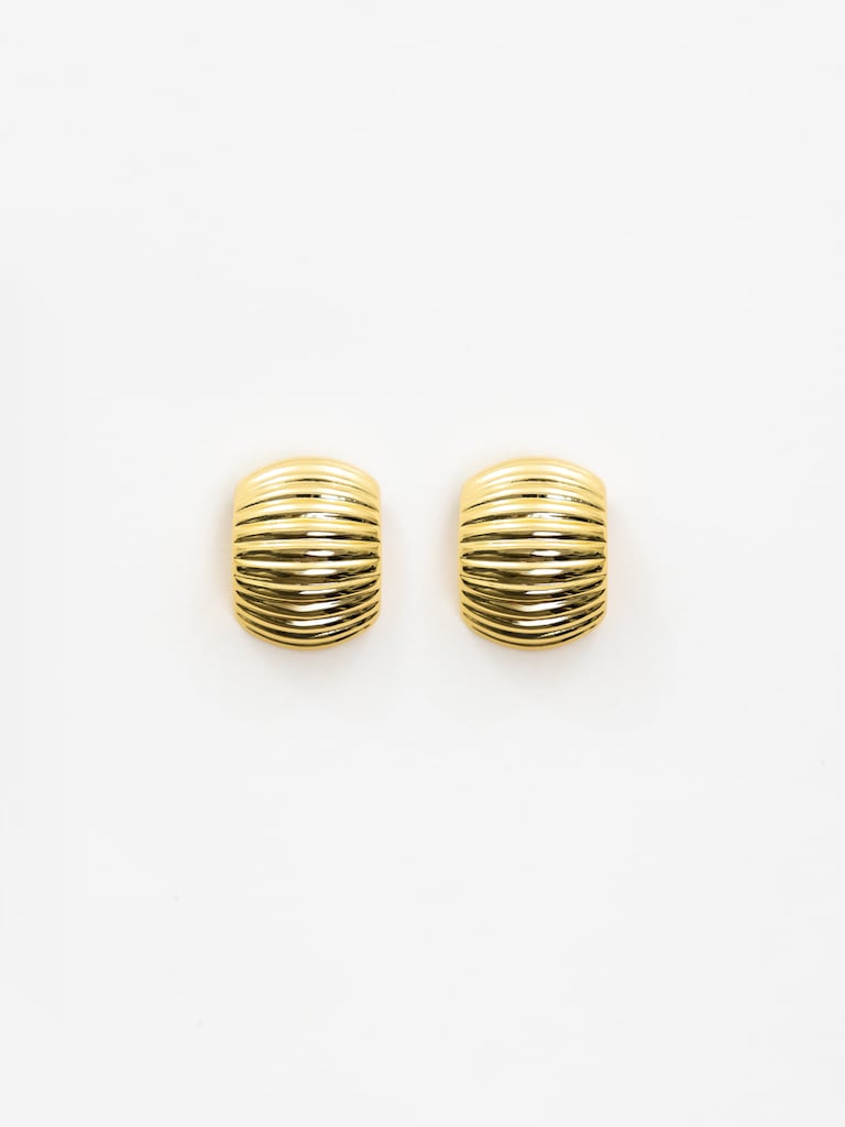 Voluminous stud earrings with ribbed texture