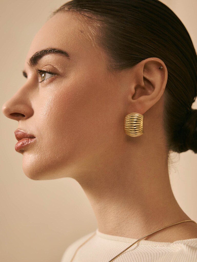 Voluminous stud earrings with ribbed texture