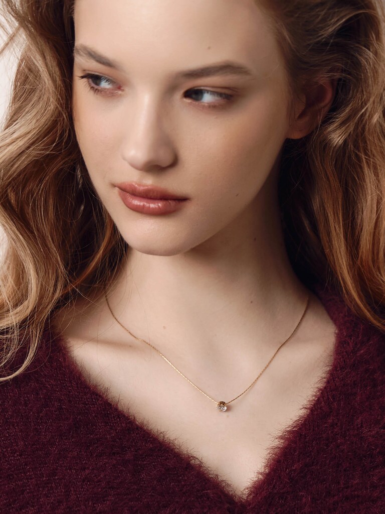 Тонкая цепь с подвеской в виде кристалла