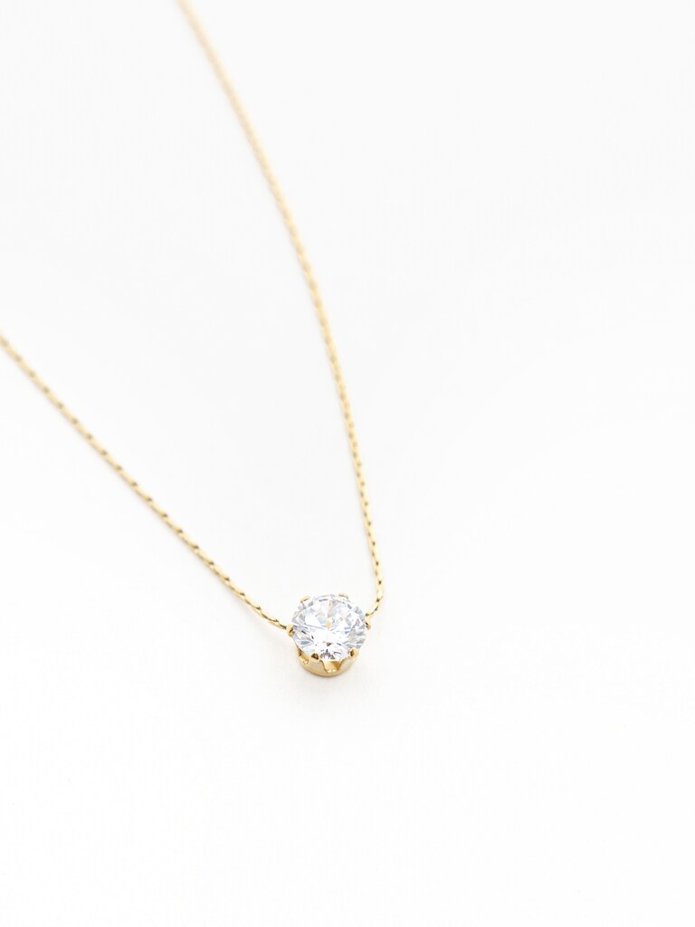 Тонкая цепь с подвеской в виде кристалла