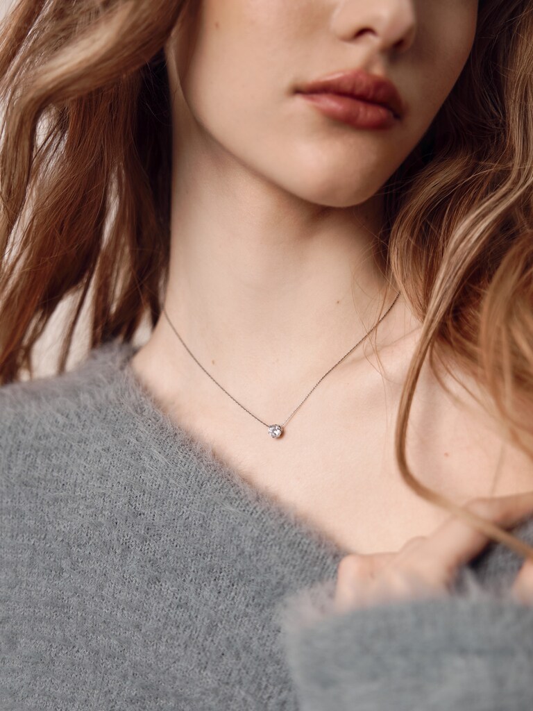 Тонкая цепь с подвеской в виде кристалла