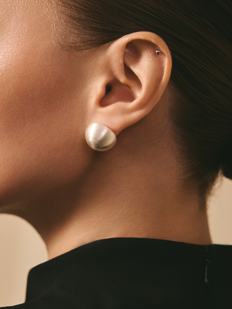 Voluminous round earrings