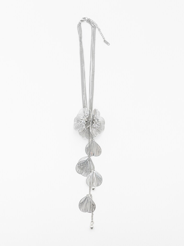 Chain necklace with large flowers