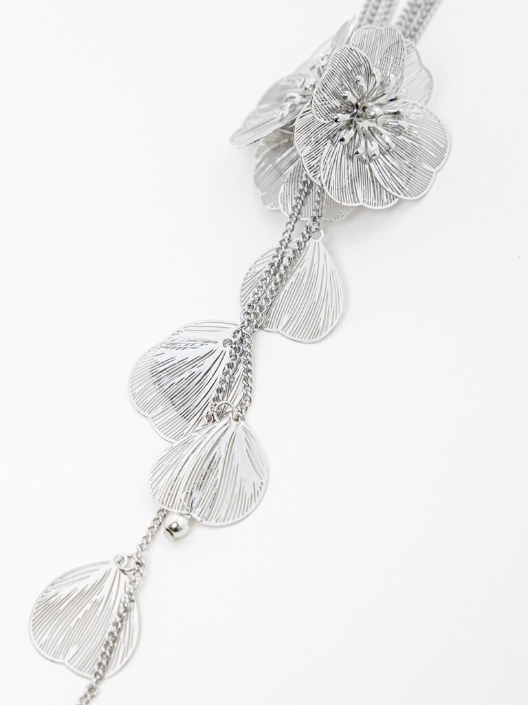 Chain necklace with large flowers