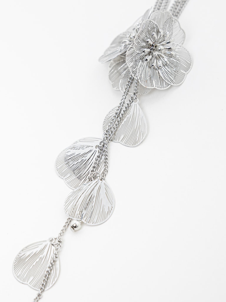 Chain necklace with large flowers