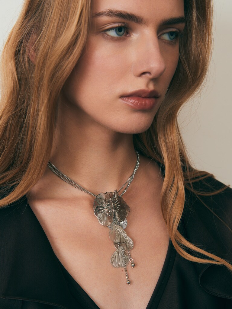Chain necklace with large flowers