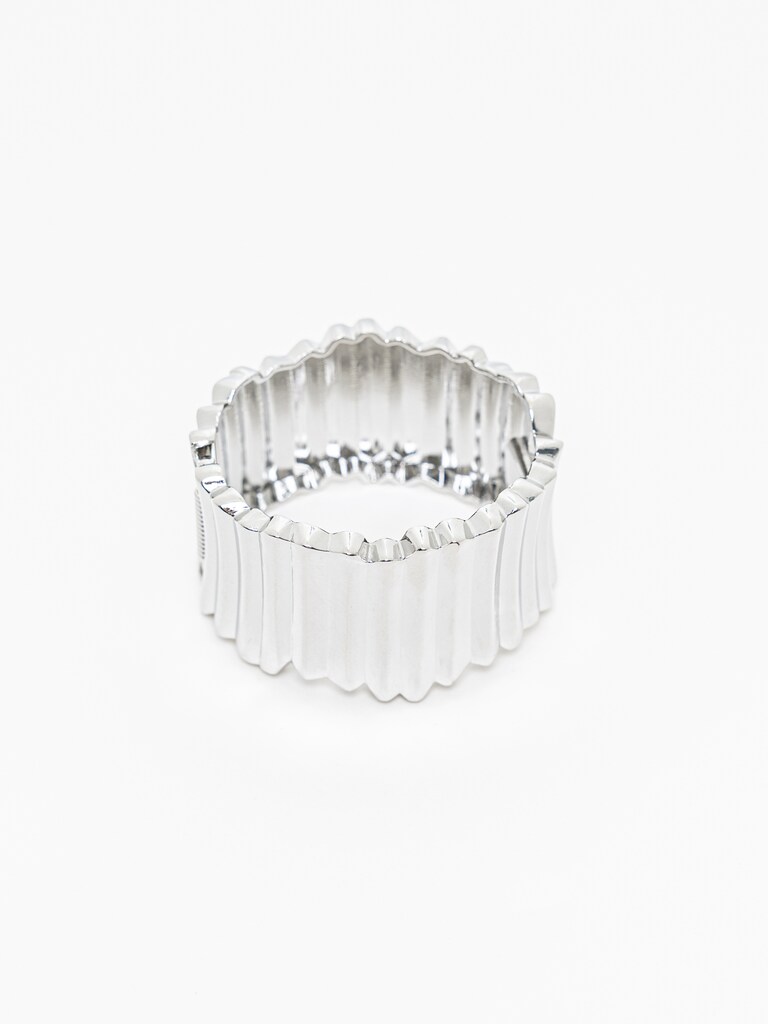 Geripptes rundes Armband aus Metall