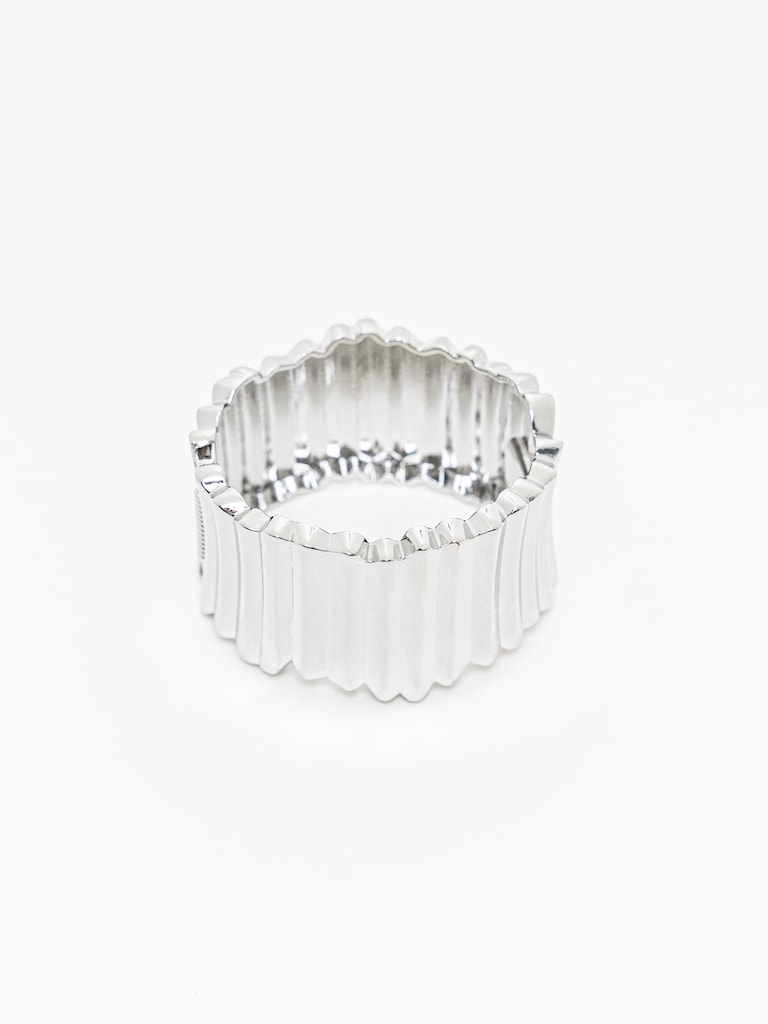 Geripptes rundes Armband aus Metall