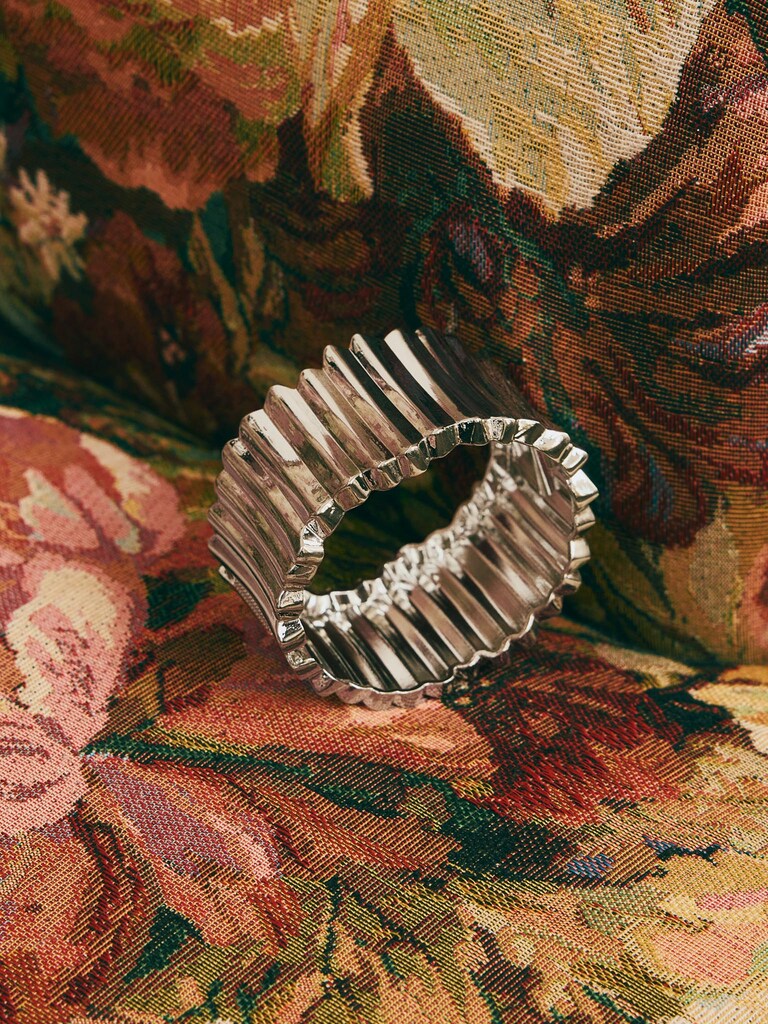 Geripptes rundes Armband aus Metall