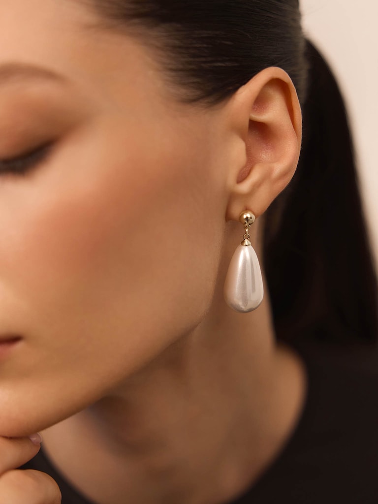 Stud earrings with teardrop-shaped pearl pendants