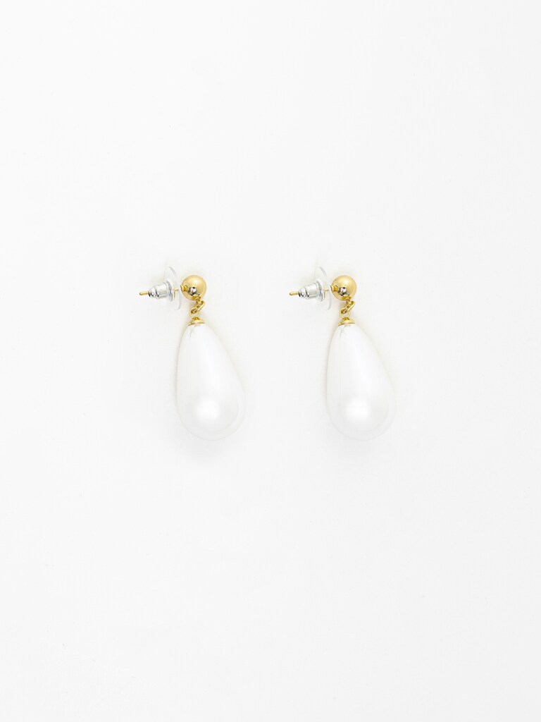 Stud earrings with teardrop-shaped pearl pendants