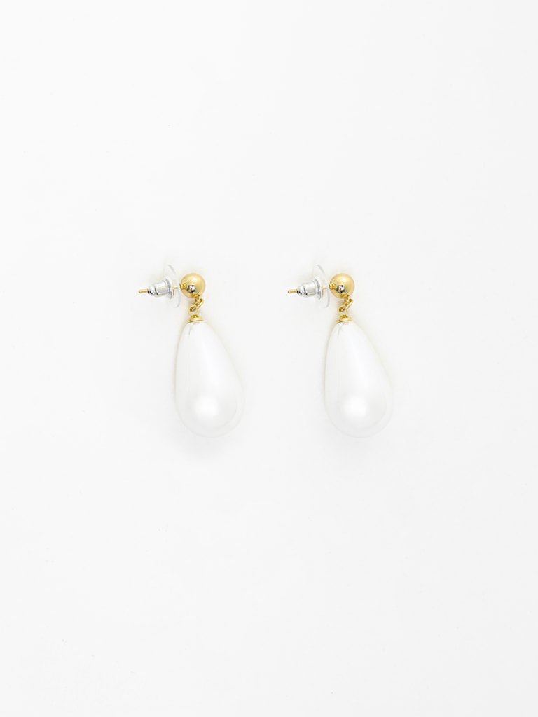 Stud earrings with teardrop-shaped pearl pendants