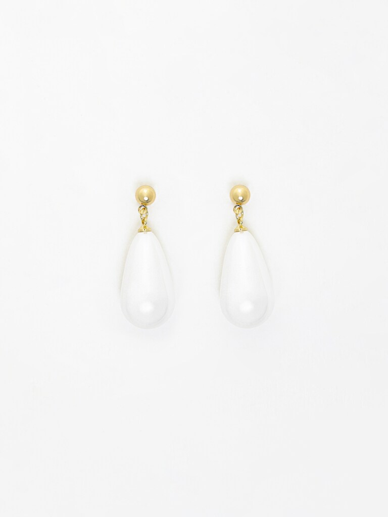 Stud earrings with teardrop-shaped pearl pendants