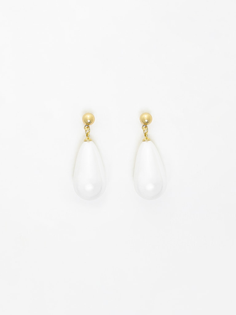Stud earrings with teardrop-shaped pearl pendants
